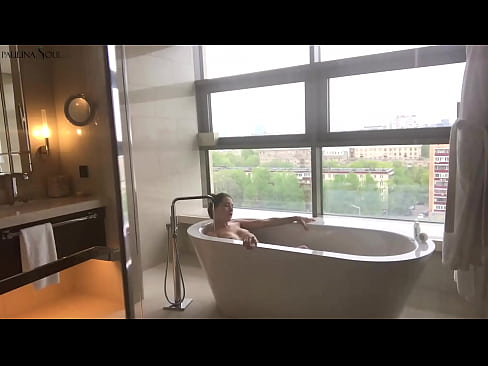 ❤️ 巨大的宝贝 激情地在浴室里撸起了她的阴部 ❤❌ Porno﹏﹏